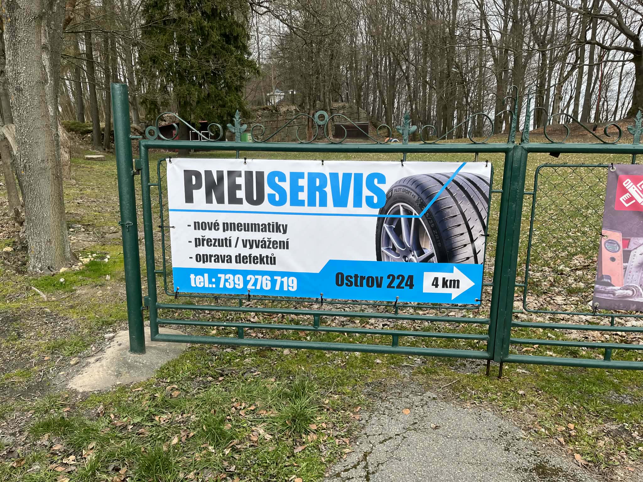Cedule pneuservisu u silnice